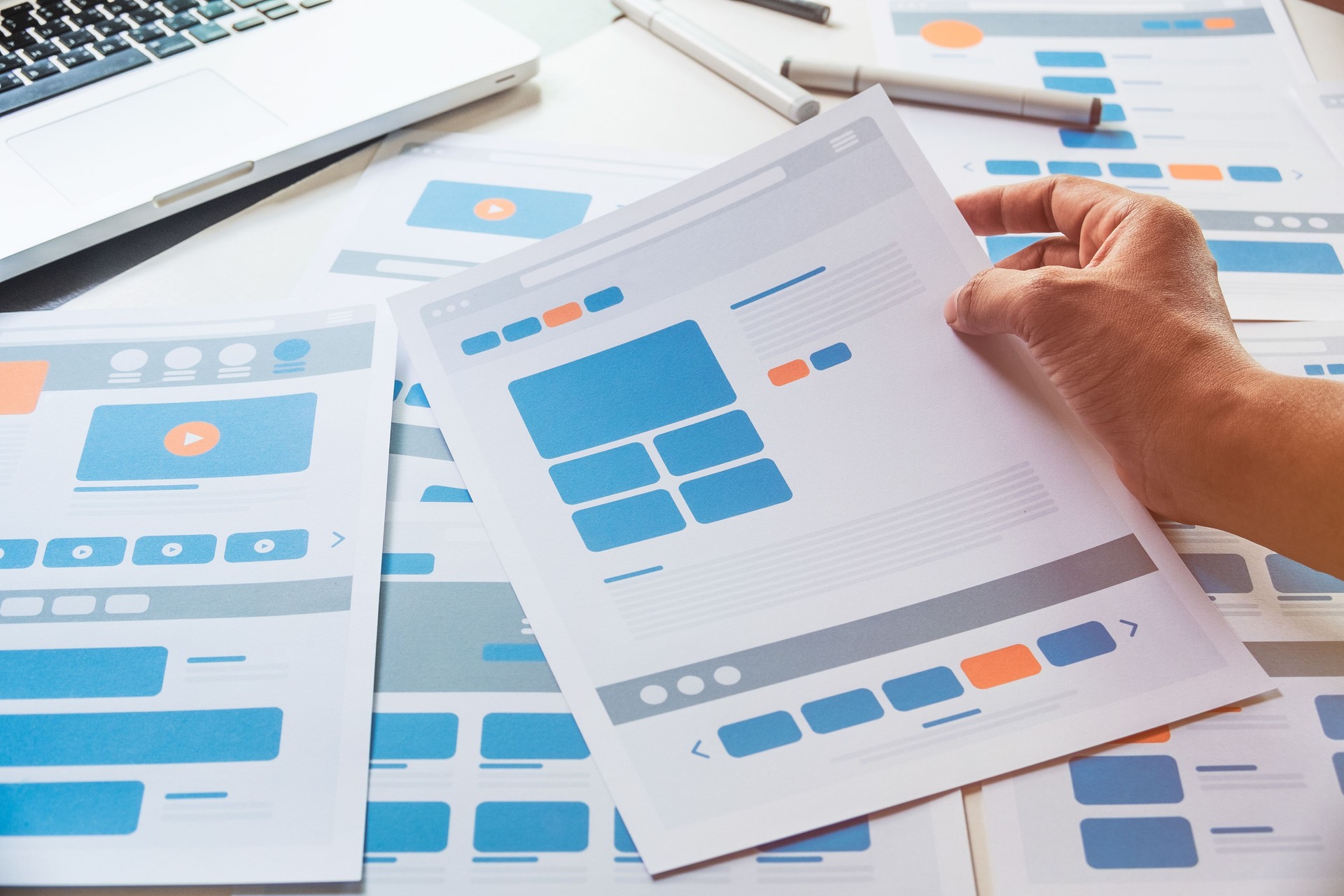 Concepteur de site Web Creative planning application developer development draft sketch drawing template laying prototype framework wireframe design studio . Concept d’expérience utilisateur .