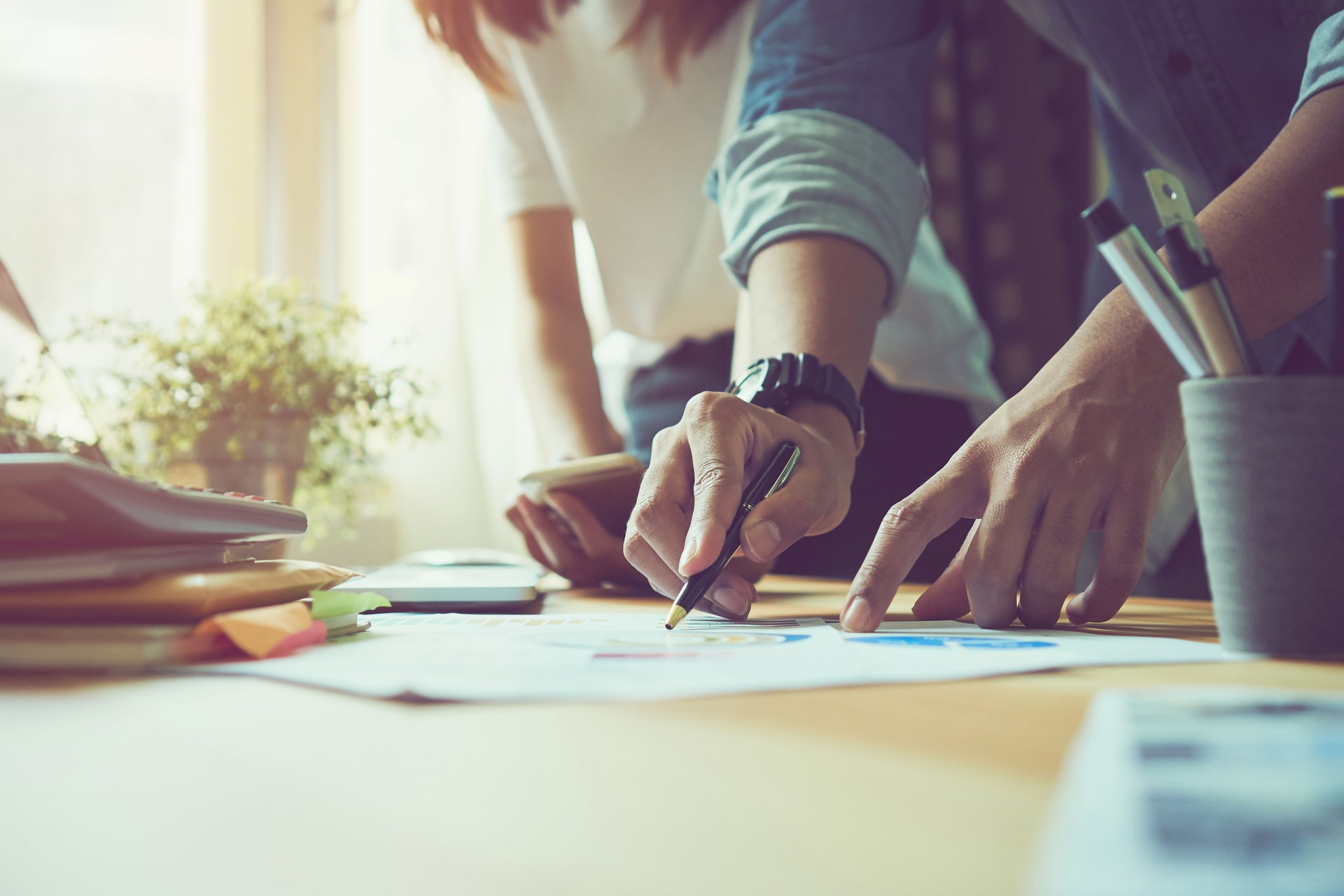 Travail d’équipe nous aide à choisir la meilleure information. D’apporter aux clients d’utiliser dans un travail réussi. Concept de travail de qualité, effet vintage.
