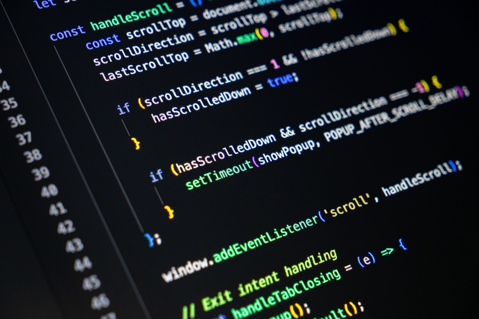 Affichage détaillé d’un écran d’ordinateur à thème sombre affichant du code JavaScript, mettant en évidence diverses variables et structures logiques pour la conception Web interactive.