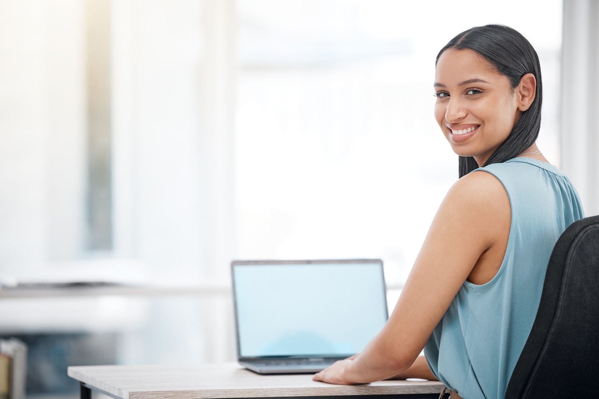 Écran d’ordinateur portable, maquette et femme heureuse professionnelle, portrait réceptionniste ou sourire de l’administration Web pour l’espace d’affaires. Conception du site Web de l’interface utilisateur, recherche de l’agence et travail 